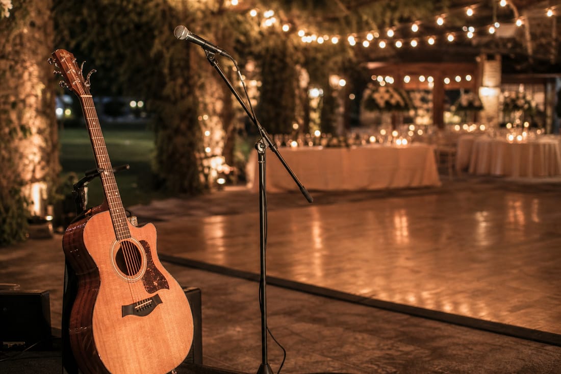 Beispiel: Gitarre und Mikrofon bereit für die Hochzeitsmusik